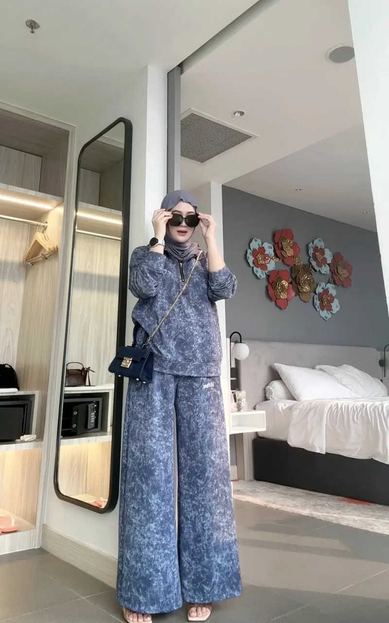 Zirima Print Set dikenakan model, dari koleksi Vizhyaa Hijab