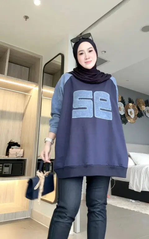Atasan Vylora warna Navy Malam