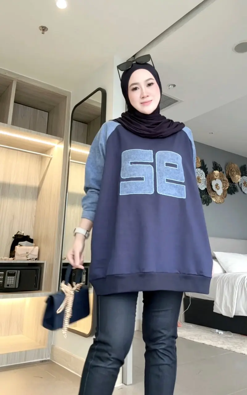 Atasan Vylora warna Navy Malam