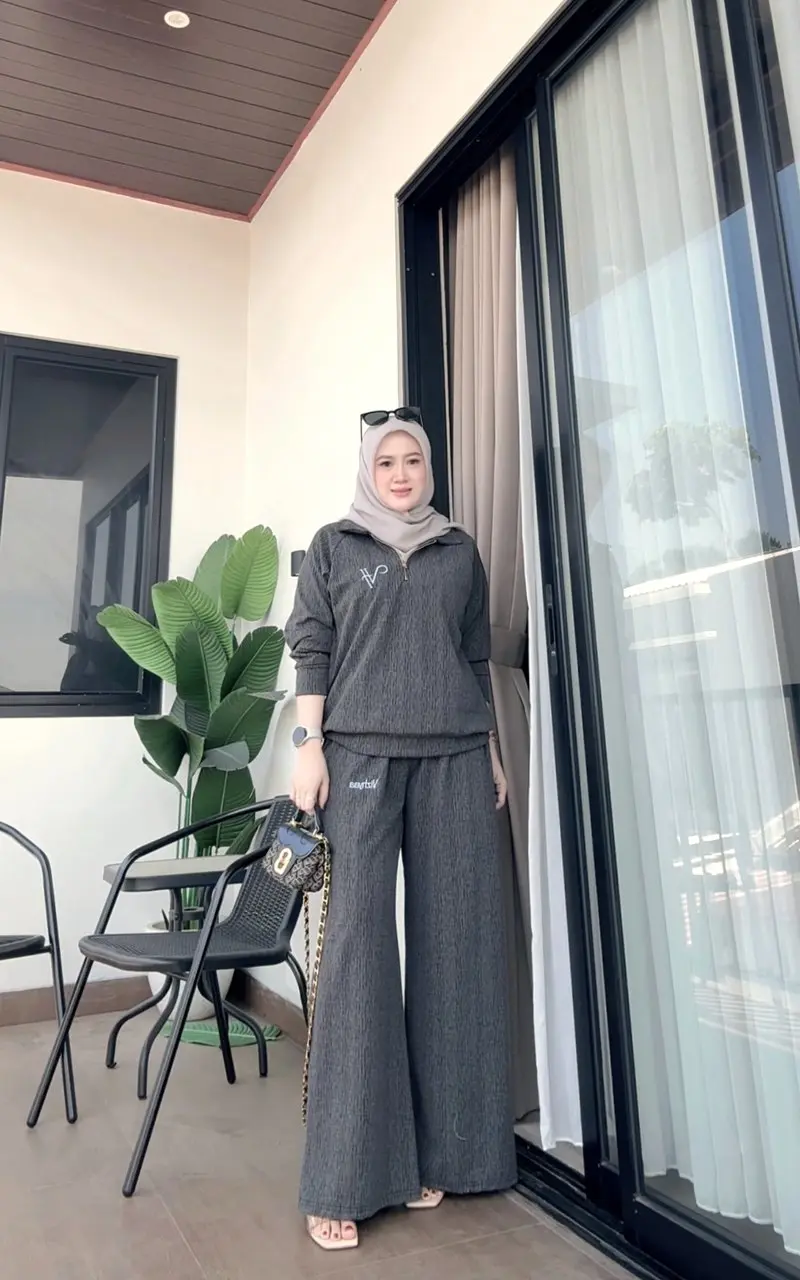 Suasana tempat kami memotret koleksi Vizhyaa Hijab, di Depok